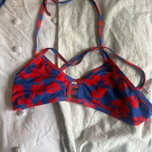 Jolyn size L red and blue patterned tie back tomcat top